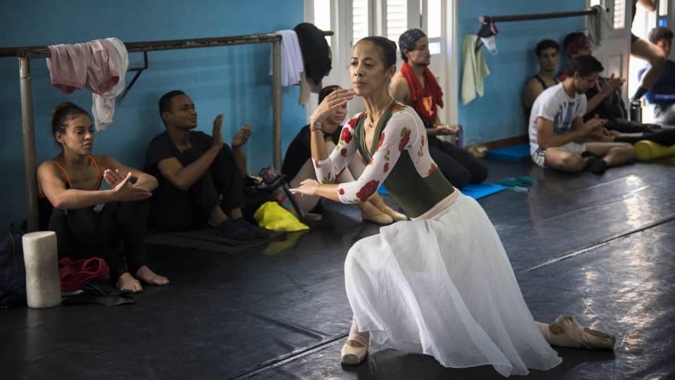 Una bailarina en los ensayos.